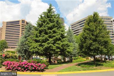 1021 Arlington Boulevard, Unit 336 Arlington, VA 22209 - Photo 21 of 25 RIVER PLACE 16 ACRES OF TREES & FLOWERS