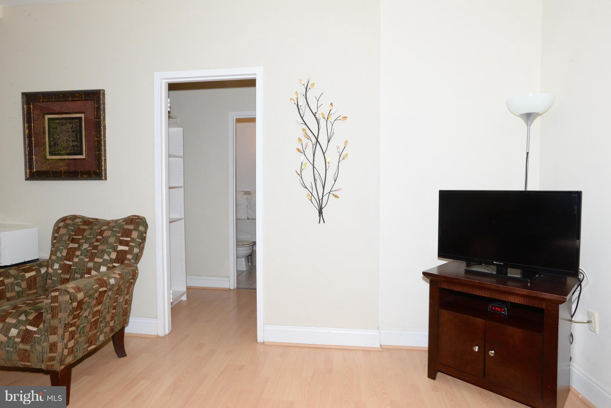 1021 Arlington Boulevard, Unit 336 Arlington, VA 22209 - Photo 5 of 25 Living Room