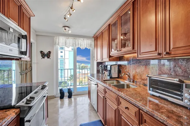a kitchen that has a lot of cabinets in it
