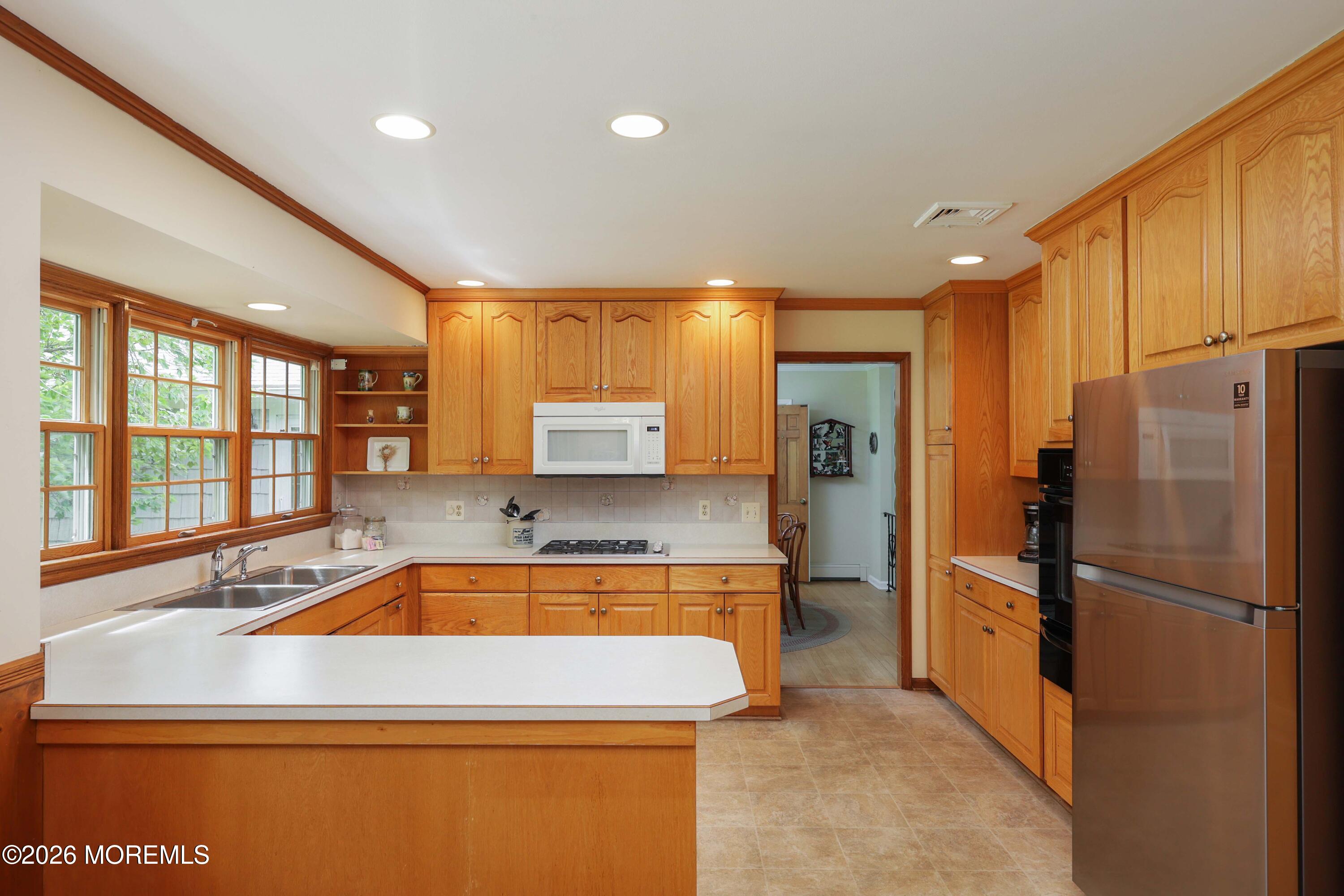 31 McCampbell Road Holmdel, NJ 07733 - Photo 12 of 25 Light & Bright