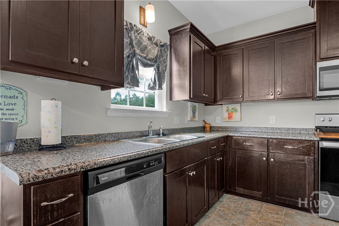 223 Rutledge Drive Hinesville, GA 31313 - Photo 12 of 35