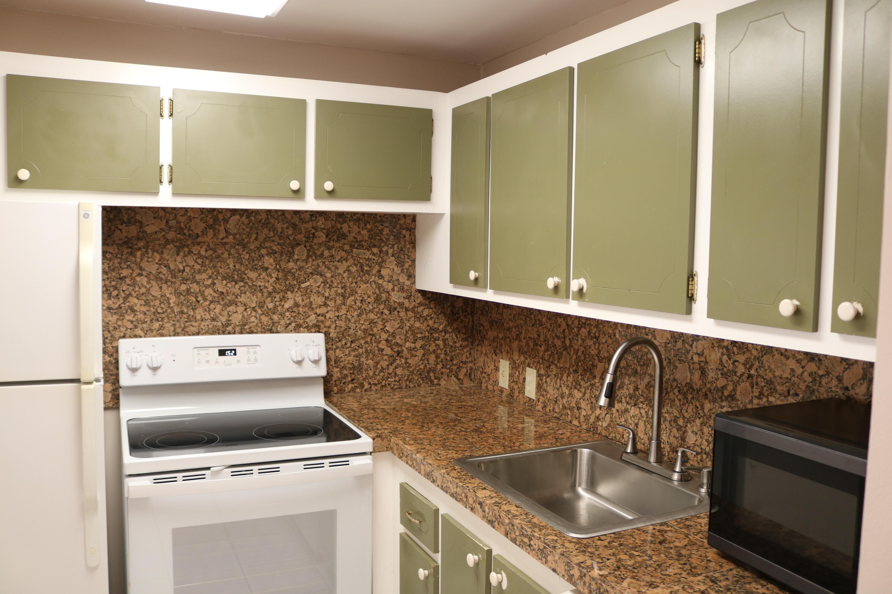 554 Mansfield M Boca Raton, FL 33434 - Photo 8 of 15 Kitchen_2