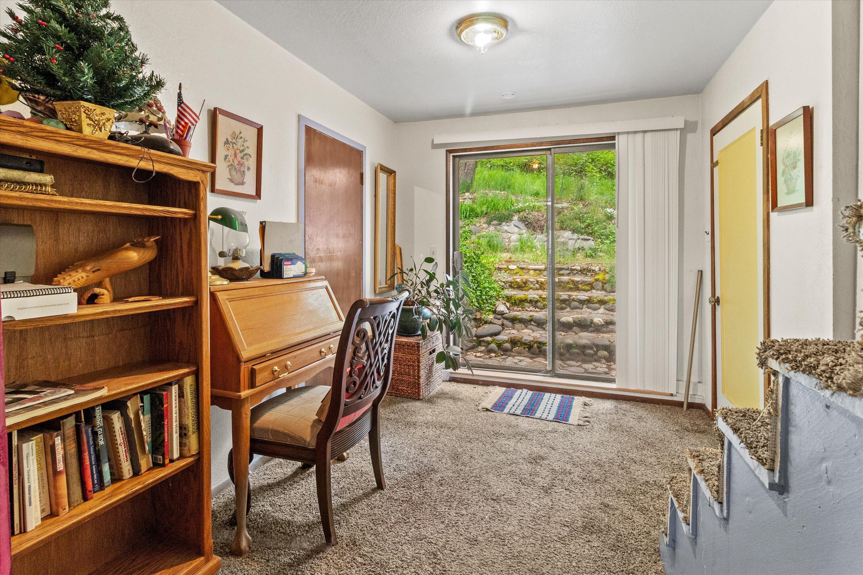 2973 Pioneer Road Medford, OR 97501 - Photo 6 of 15 Side area