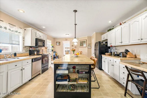 $309,900 | 2940 Grave Hill Road, Oneida, TN 37841