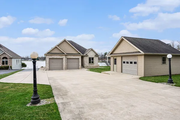 $950,000 | 48855 Howard Drive, Lawrence, MI 49064