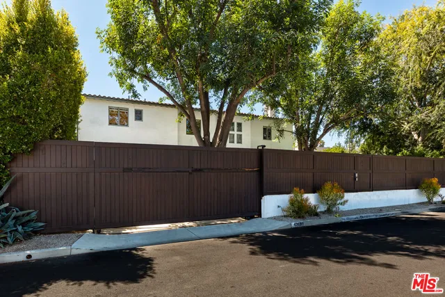 a view of a house with backyard and garden