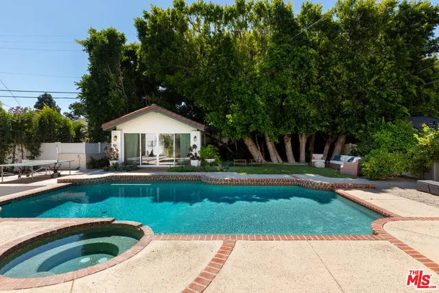 a view of entryway with a flat screen tv