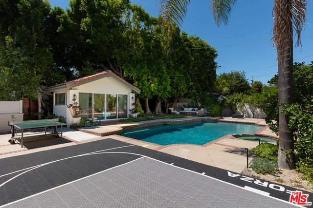a view of outdoor area with plants