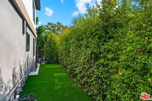 a view of a yard with an trees