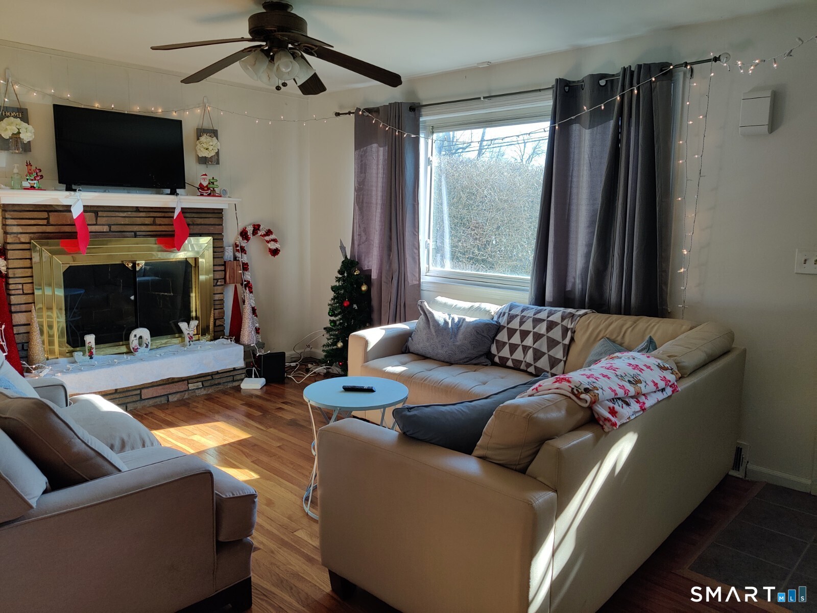 100 Loftus Circle Bridgeport, CT 06606 - Photo 3 of 16 a living room with furniture and a flat screen tv
