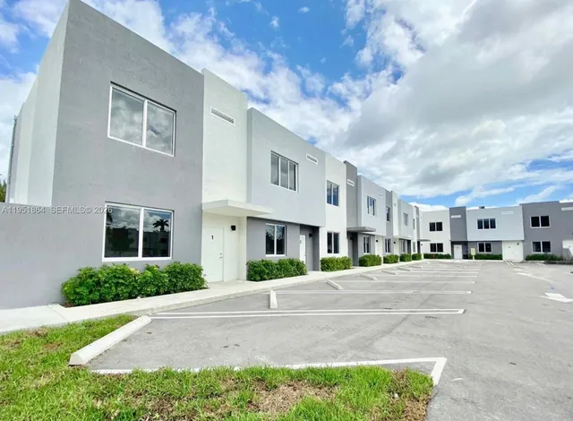 $3,400 | 170 Northwest 158th Street, Unit 8, Miami, FL 33169