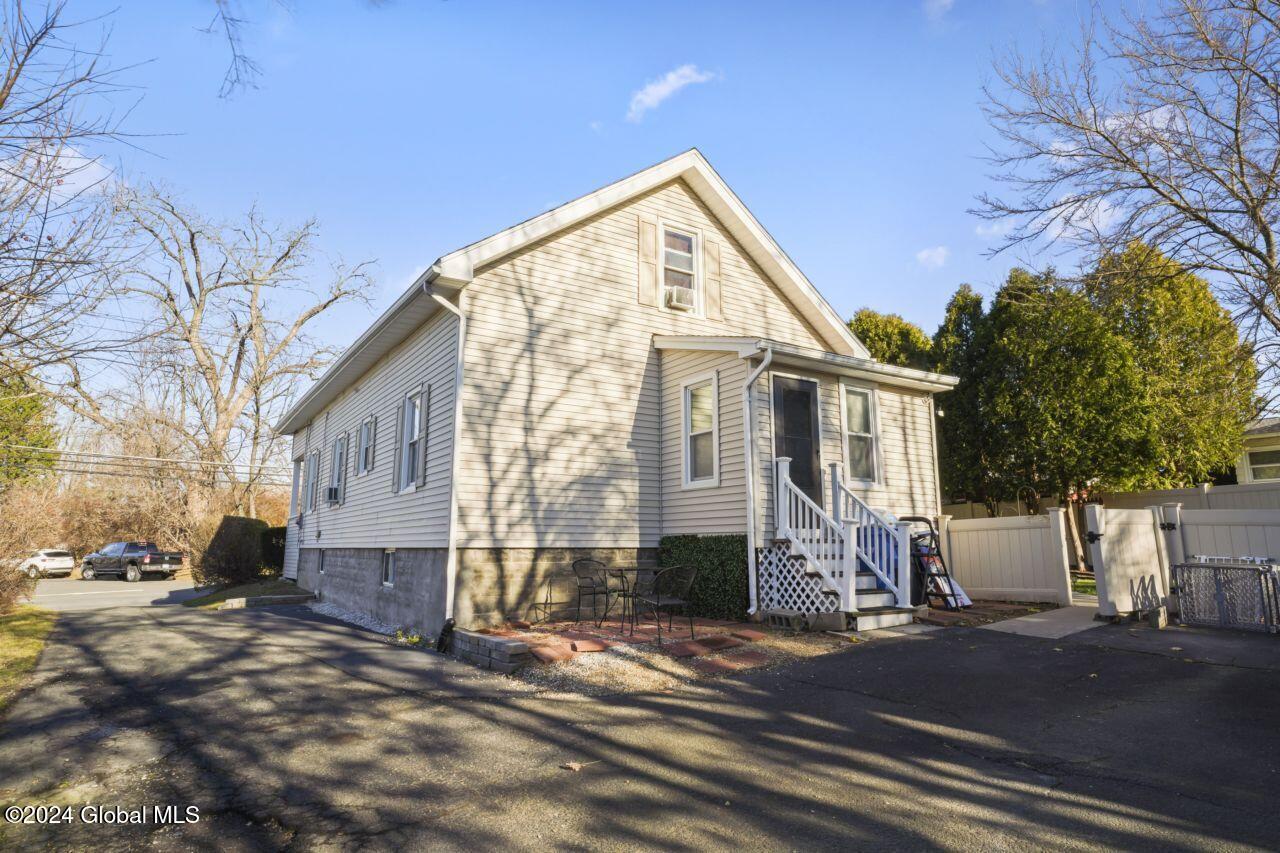 85 Russell Road Albany, NY 12203 - Photo 2 of 57 photos_web_resolution_85_Russell_Rd_Alba
