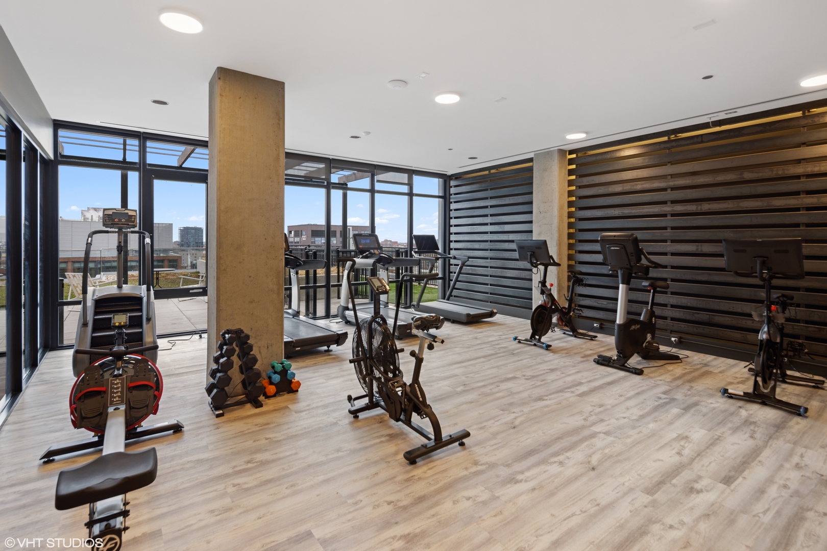 171 North Aberdeen Street, Unit 912 Chicago, IL 60607 - Photo 14 of 21 a view of a room with gym equipment