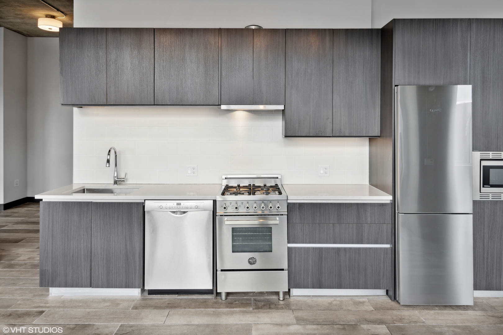 171 North Aberdeen Street, Unit 912 Chicago, IL 60607 - Photo 5 of 21 a kitchen with a stove and a refrigerator