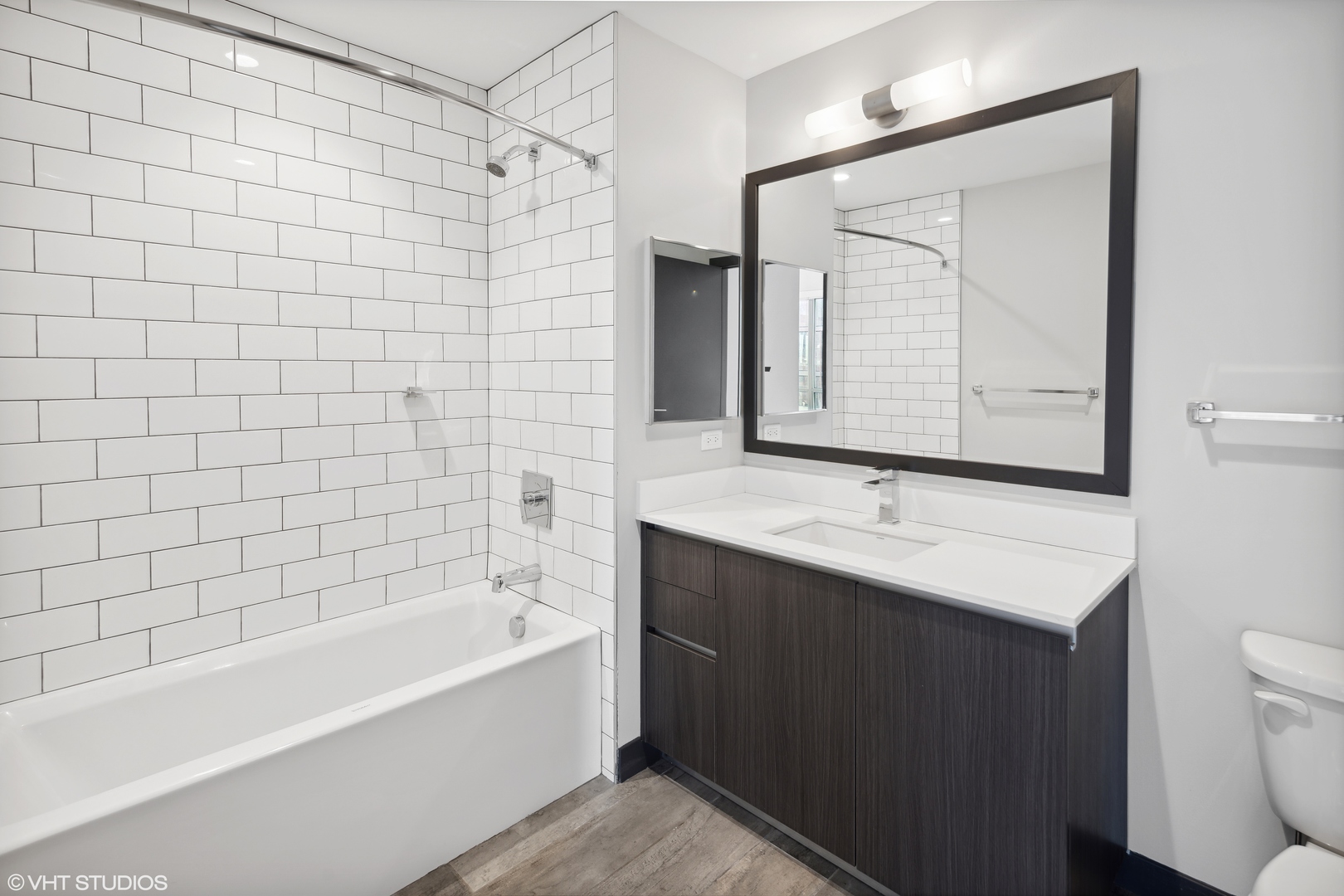 171 North Aberdeen Street, Unit 912 Chicago, IL 60607 - Photo 10 of 21 a bathroom with a bathtub and a sink