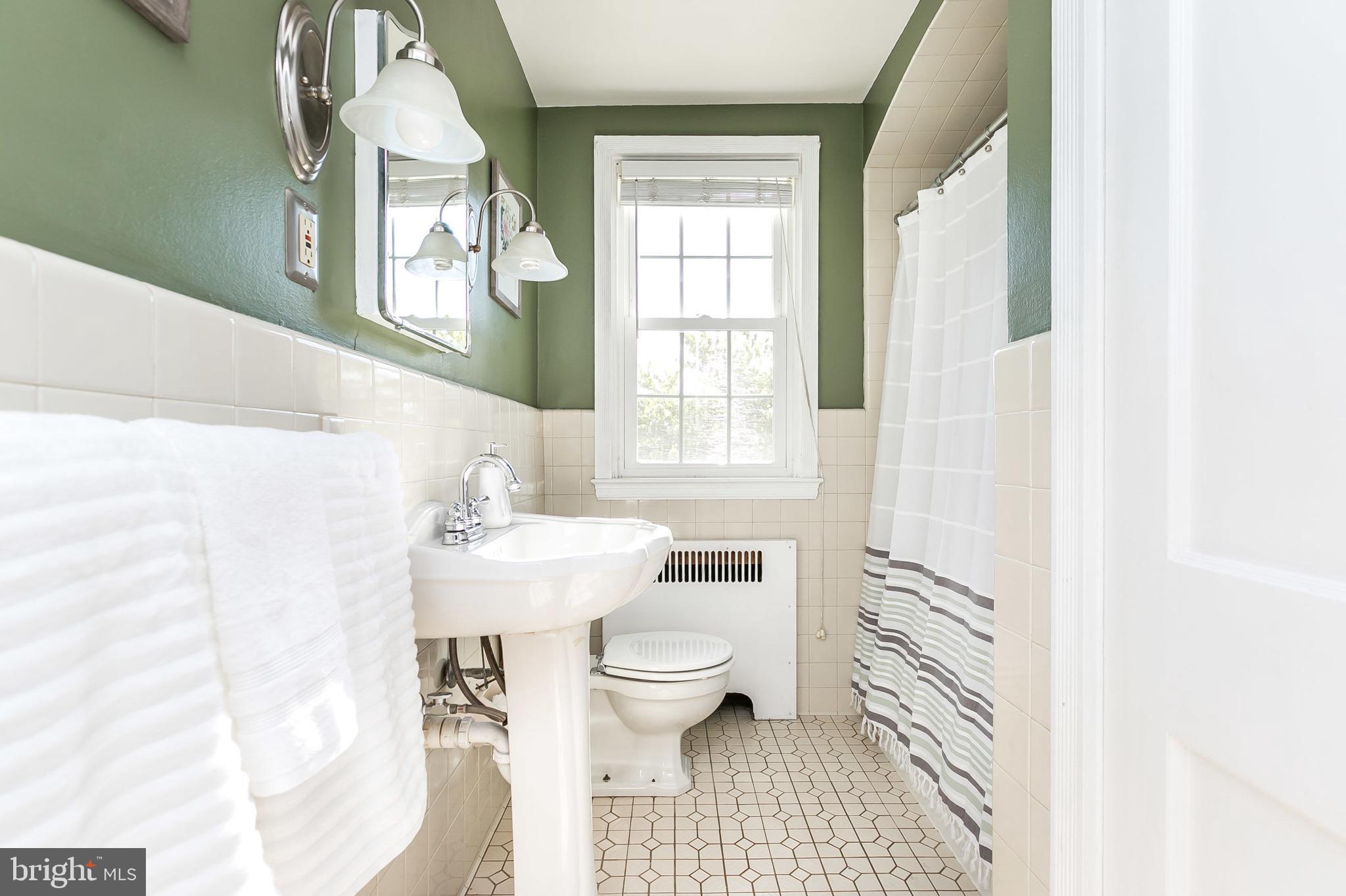 433 Academy Road Baltimore, MD 21228 - Photo 20 of 41 Second floor Hall Bath w/tub shower