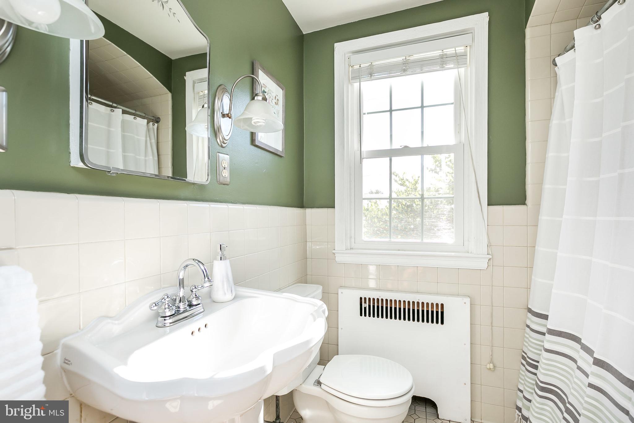 433 Academy Road Baltimore, MD 21228 - Photo 21 of 41 Pedestal sink