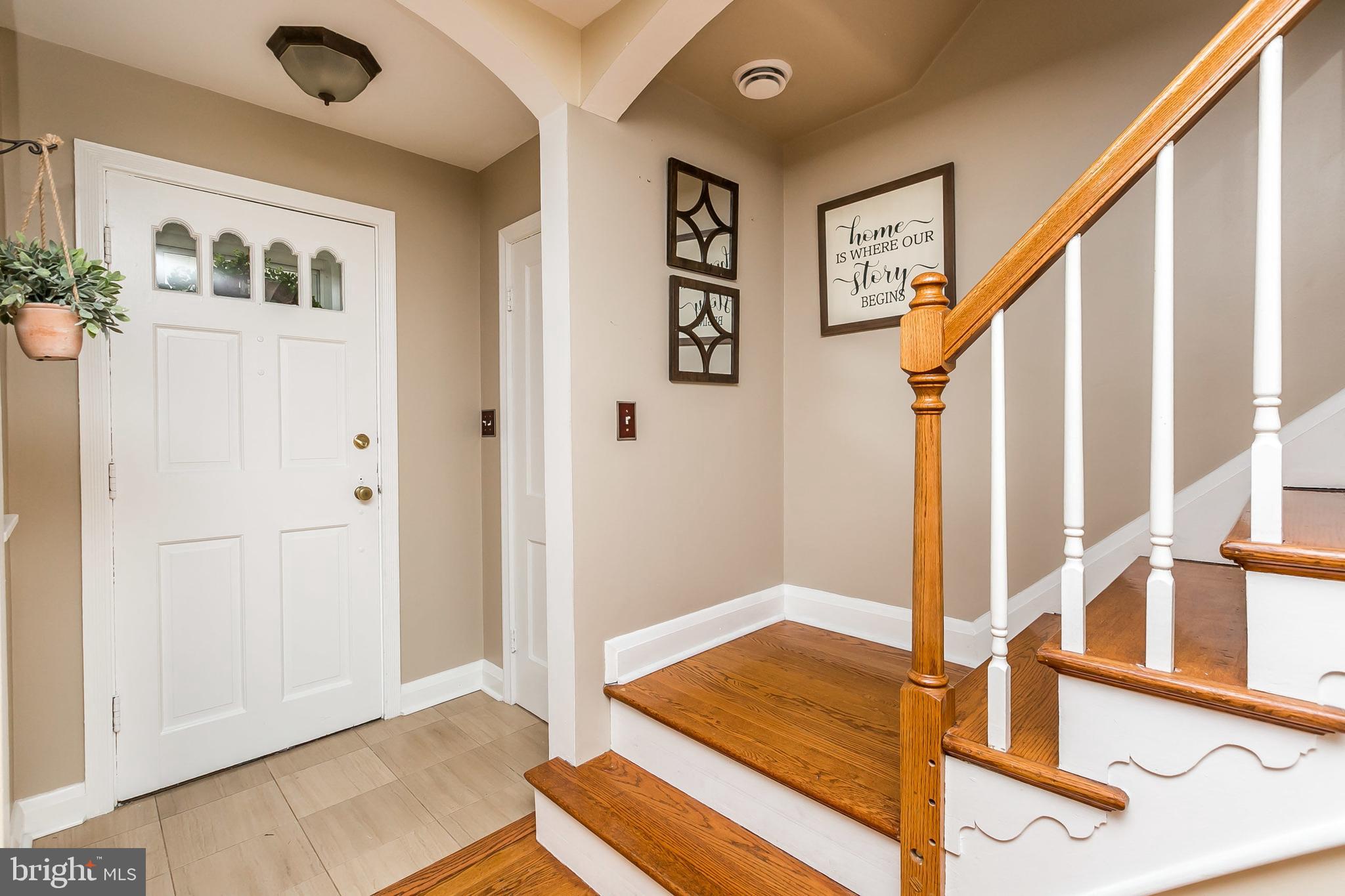 433 Academy Road Baltimore, MD 21228 - Photo 6 of 41 Foyer with large coat closet