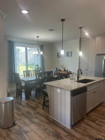 a large kitchen with kitchen island a large island in it
