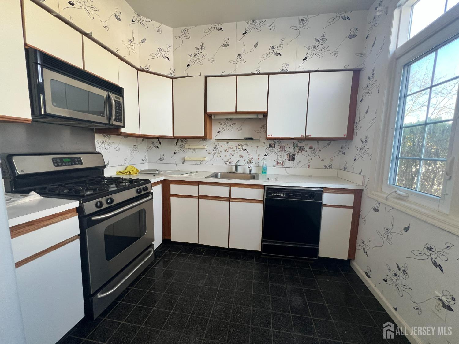 3 Winthrop Road Monroe Township, NJ 08831 - Photo 4 of 19