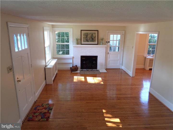 718 Garden Road Glenside, PA 19038 - Photo 3 of 25 Living Room