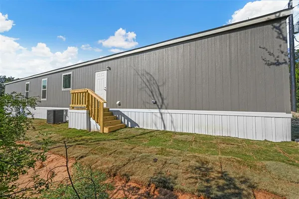 a view of a back yard