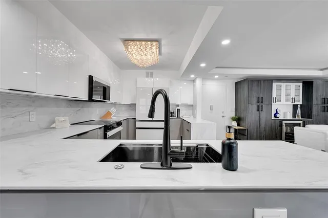 $675,000 | 405 North Ocean Boulevard, Unit 306, Pompano Beach, FL 33062