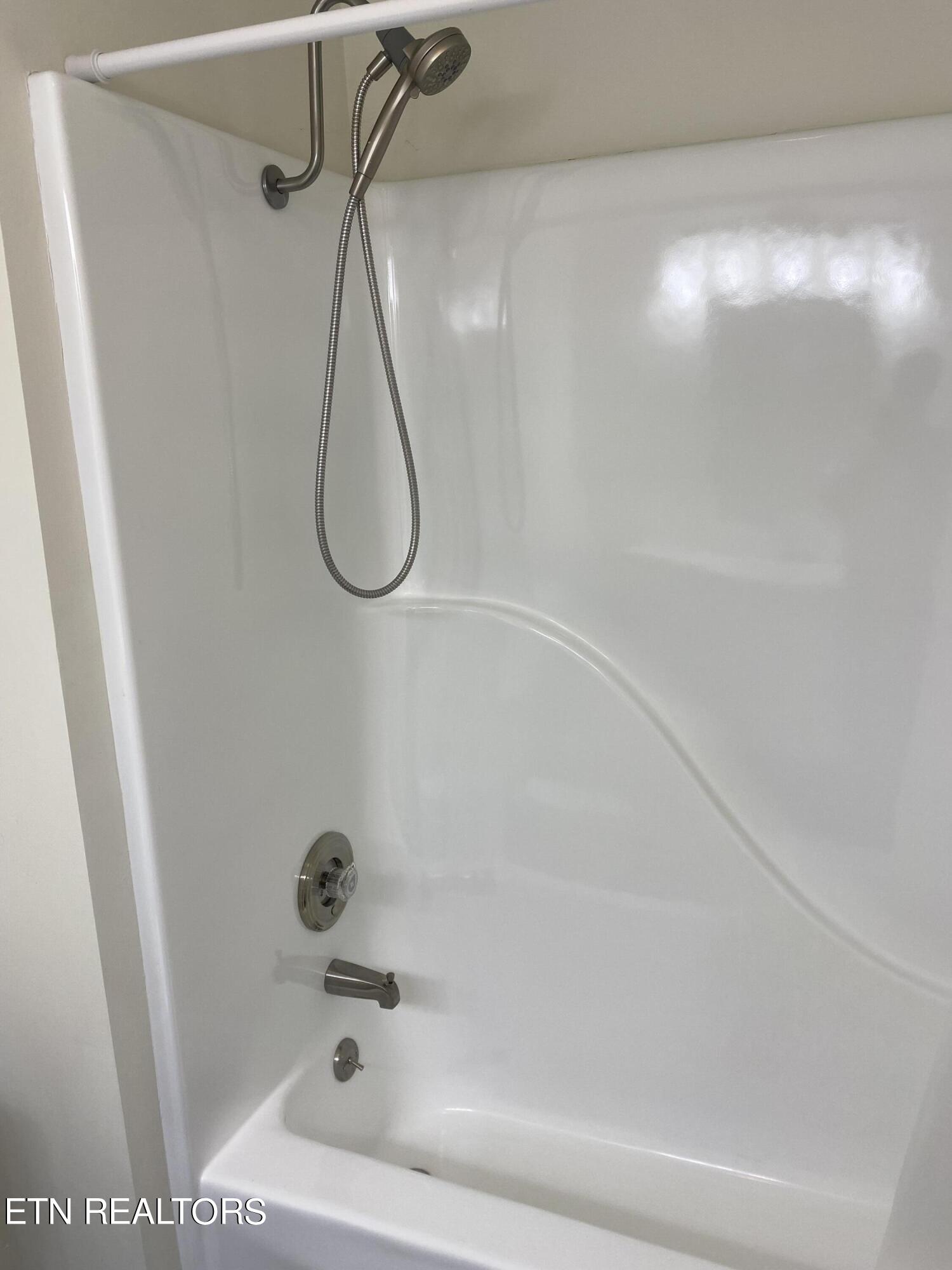 7600 Cedarcrest Road Knoxville, TN 37938 - Photo 10 of 30 guest bath