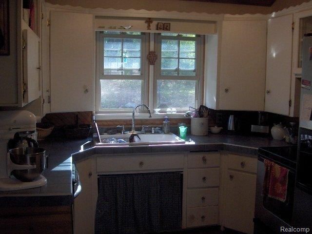 12074 White Lake Road Fenton, MI 48430 - Photo 6 of 14 Kitchen.jpg