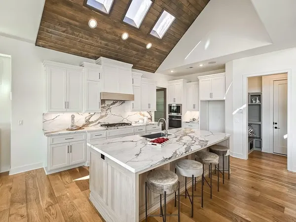 $1,675,000 | 5831 Lentz Drive, Parkville, MO 64152