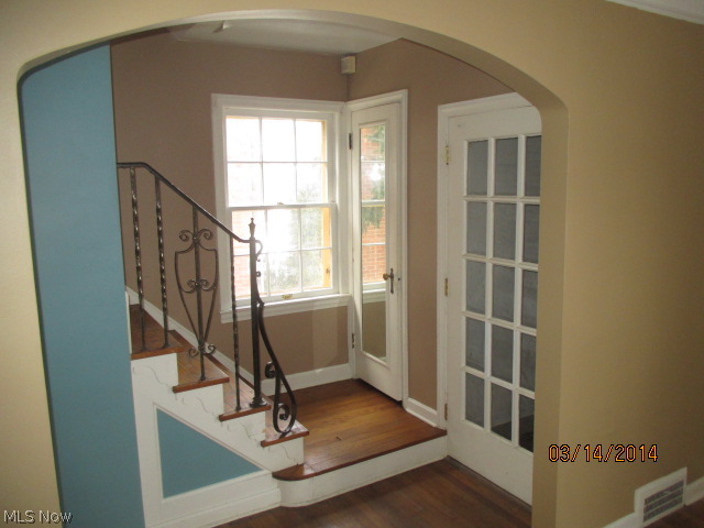 3444 Woodridge Road Cleveland, OH 44121 - Photo 4 of 14