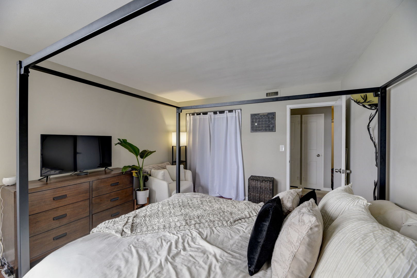 6301 North Sheridan Road, Unit 10N Chicago, IL 60660 - Photo 9 of 26 Gallery Image 9