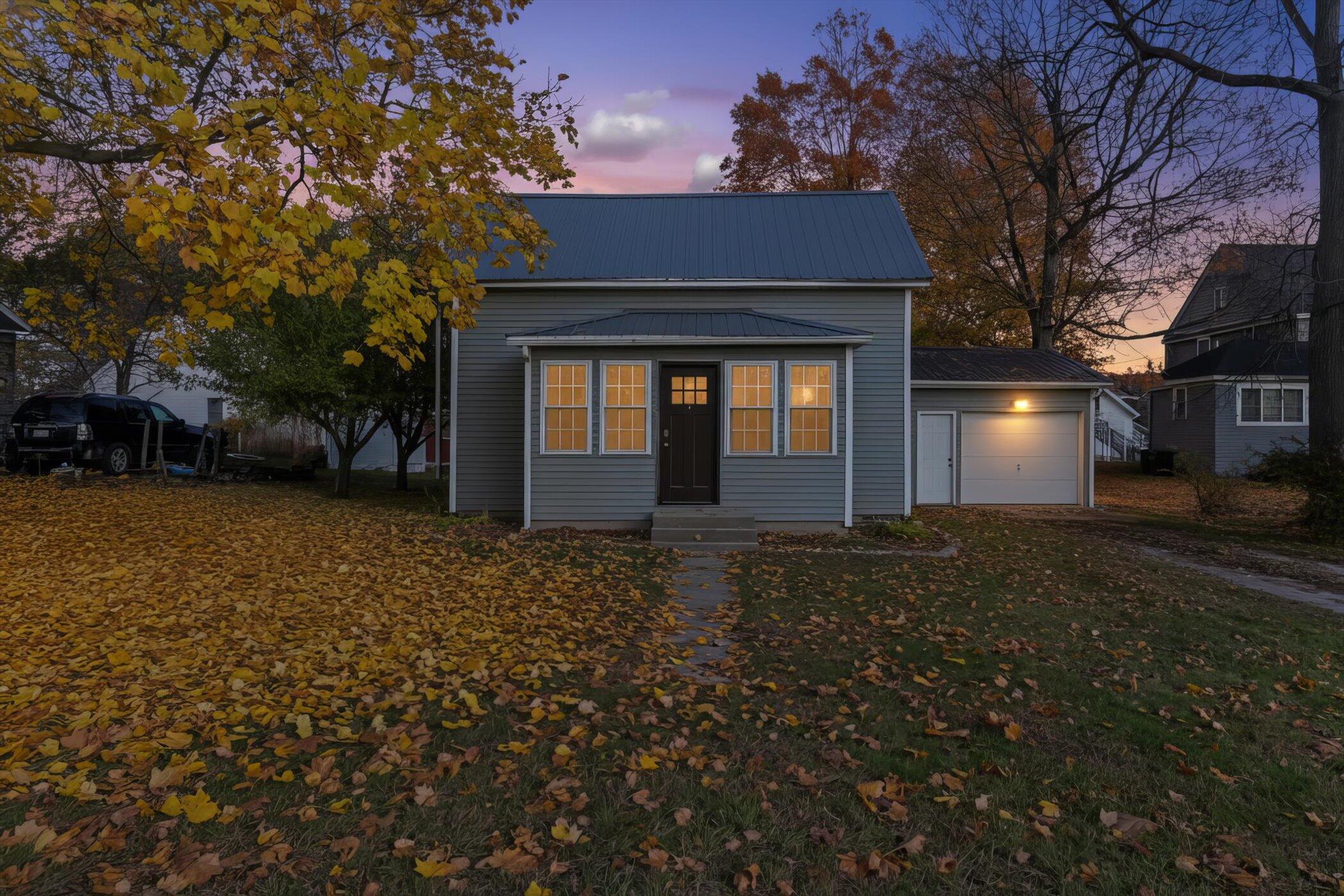 01-311-E-Pine-St-Windowstill