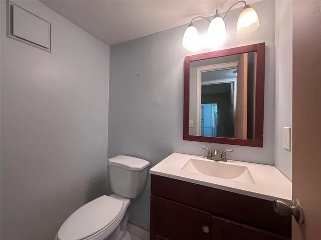 a view of a house with backyard and garden