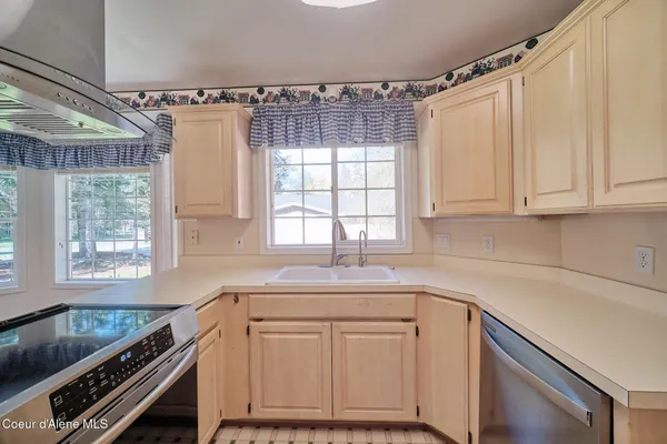 $750,000 | 2753 East Point Hayden Drive, Hayden, ID 83835