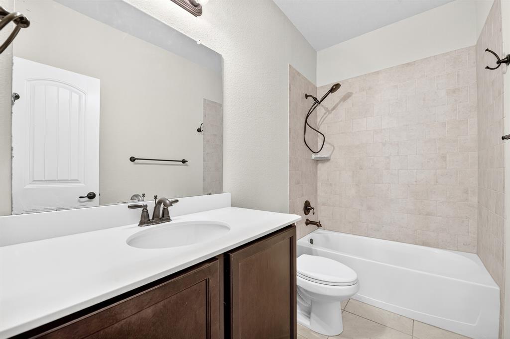 217 Rugby Lane McKinney, TX 75072 - Photo 8 of 40 a bathroom with a sink a toilet and a bathtub