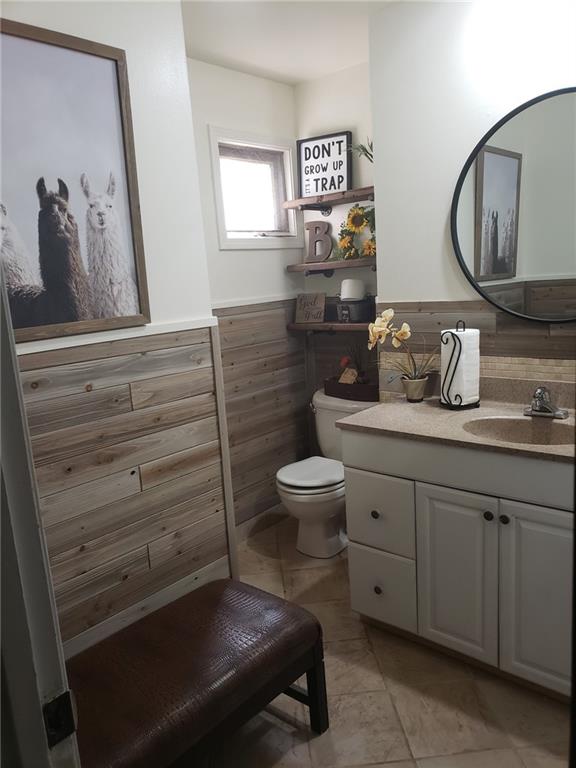 409 Southwest White Ridge Drive Lee's Summit, MO 64081 - Photo 3 of 4