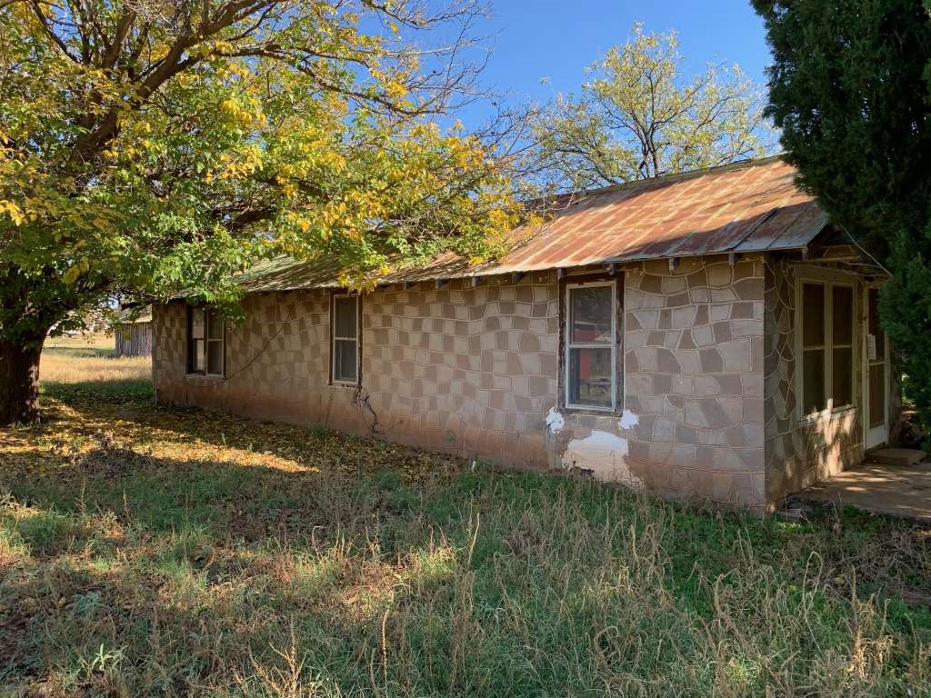611 West Harris Street Spur, TX 79370 - Photo 2 of 4 a backyard of a house with lots of green space