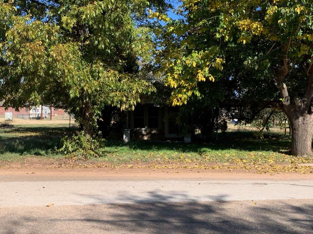 611 West Harris Street Spur, TX 79370 - Photo 4 of 4 a backyard of a house with lots of green space