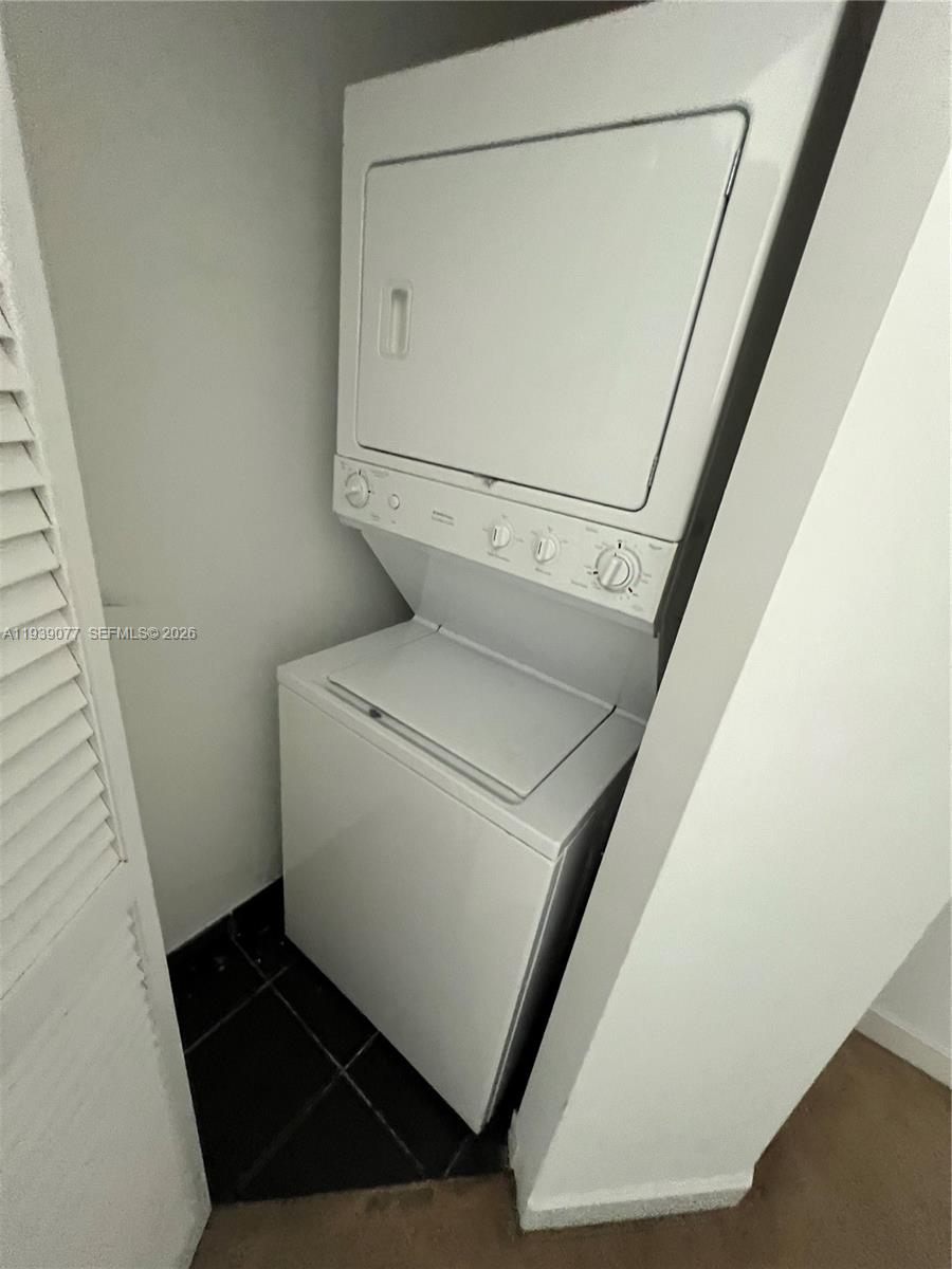 79 Southwest 12th Street, Unit 1112S Miami, FL 33130 - Photo 9 of 9 a utility room with dryer and washer