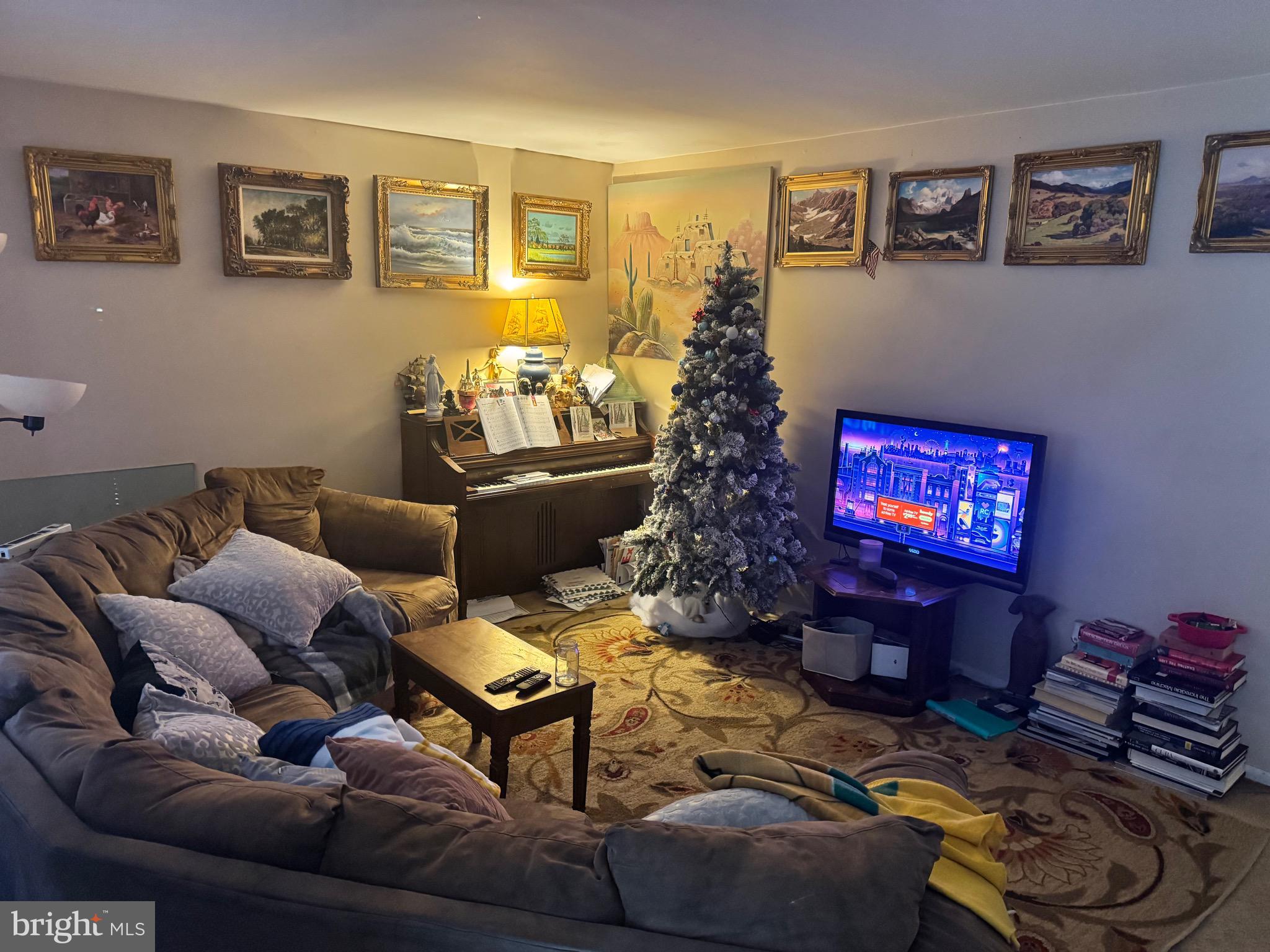 5 Liborio Lane New Castle, DE 19720 - Photo 2 of 18 a living room with furniture and a potted plant