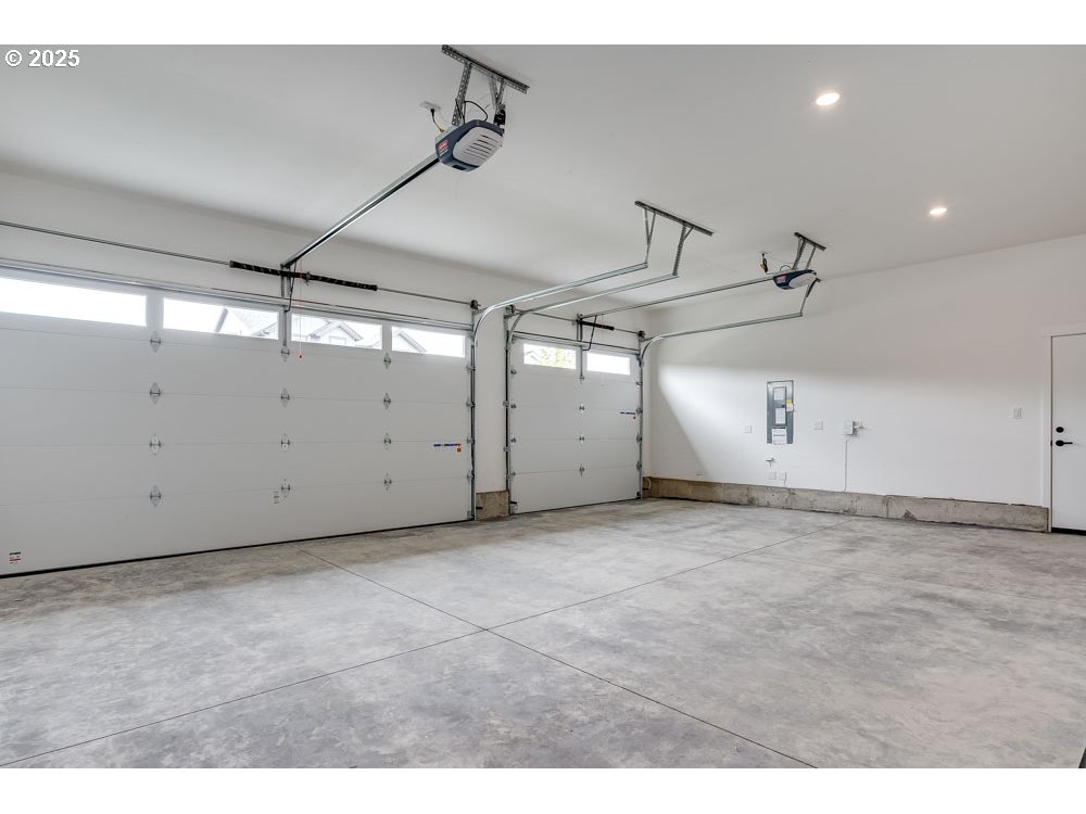 4531 South 39th Drive Ridgefield, WA 98642 - Photo 7 of 8 a view of a garage