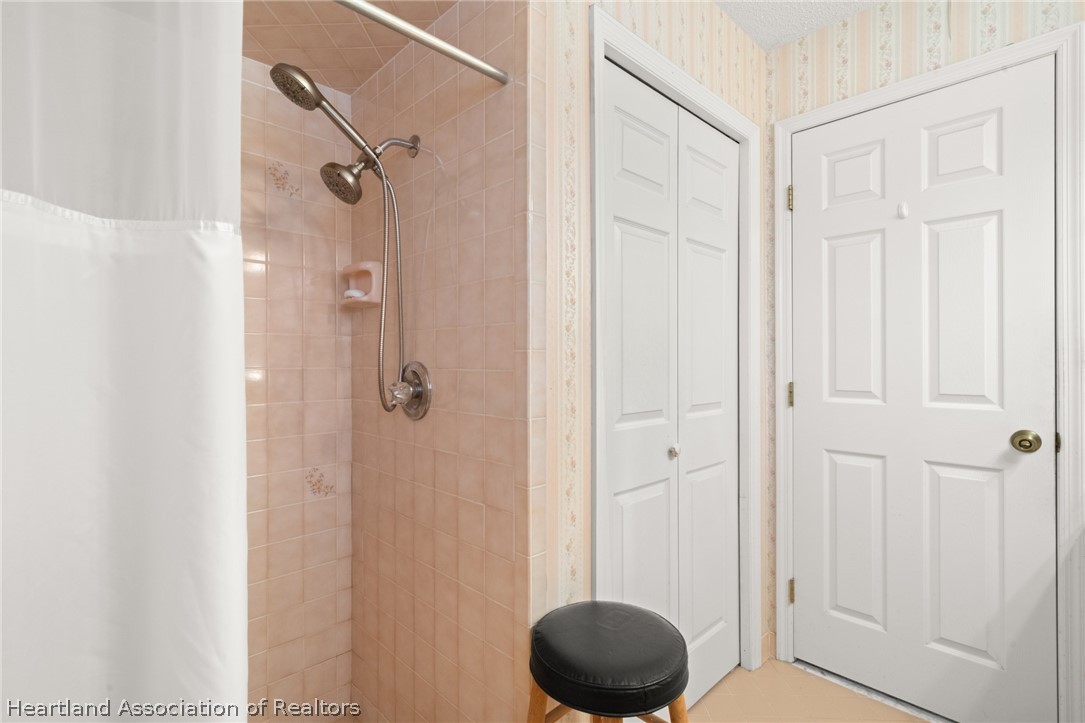 5802 Golden Road Sebring, FL 33875 - Photo 19 of 37 a bathroom with a shower