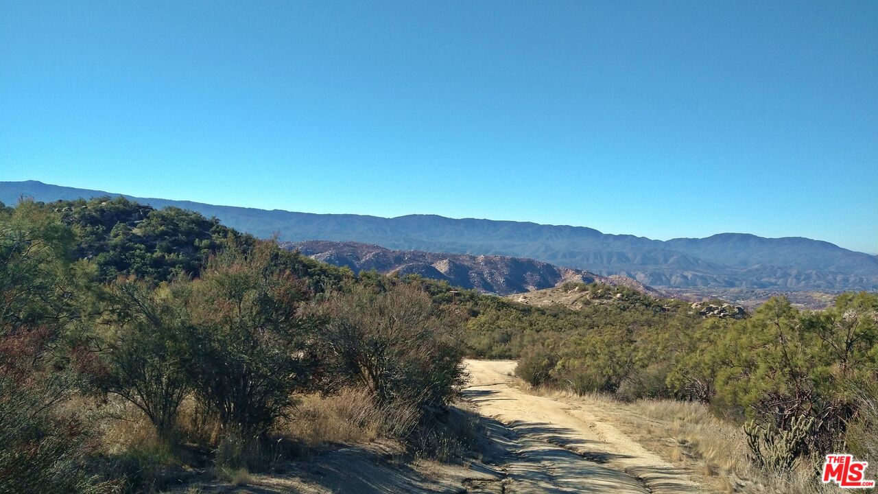 4 Sycamore Falls Road Aguanga, CA 92536 - Photo 38 of 67 a view of a town with mountains in the background
