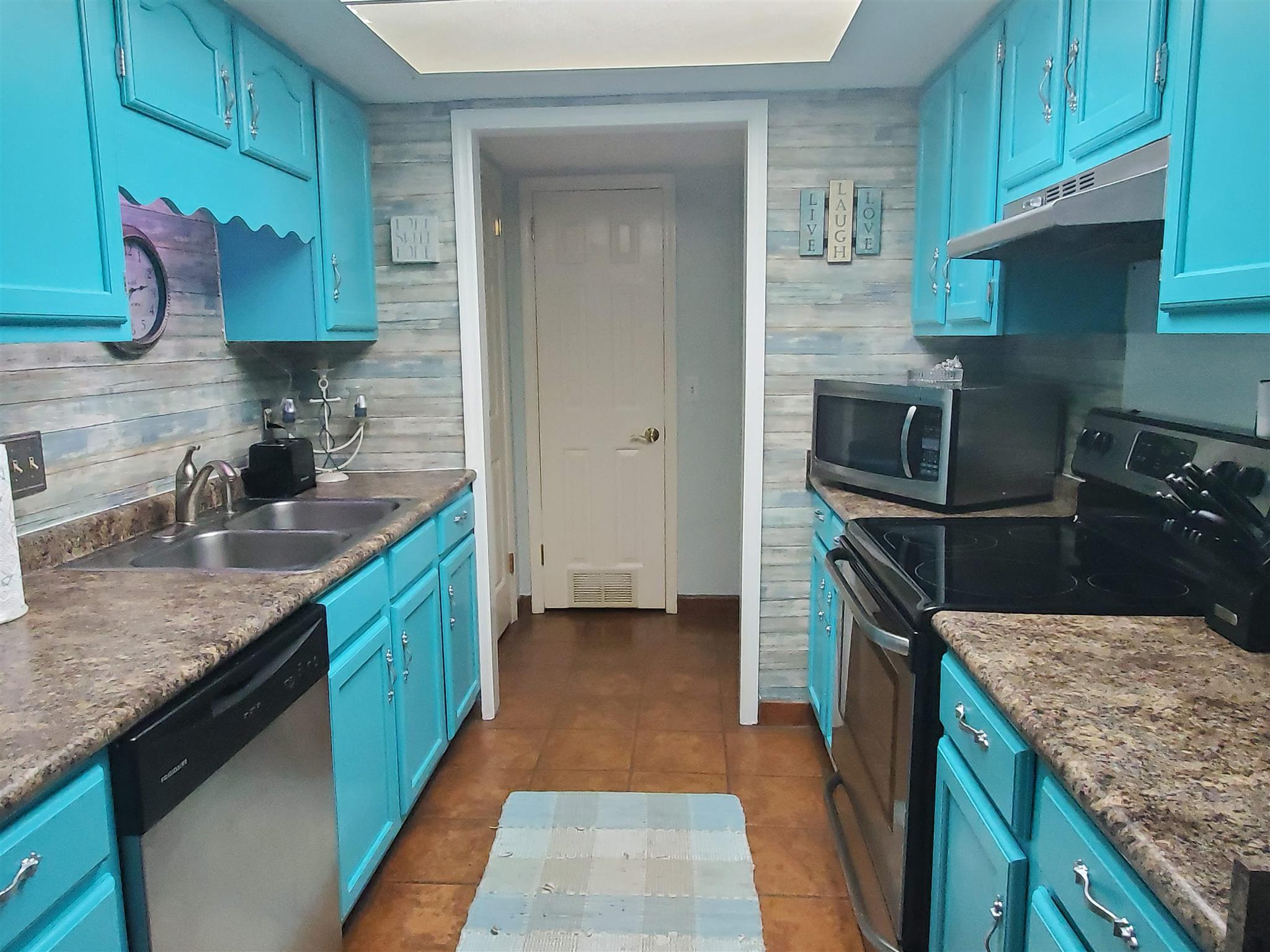 4001 Anderson Road, Unit H44 Nashville, TN 37217 - Photo 3 of 14 Inviting Kitchen