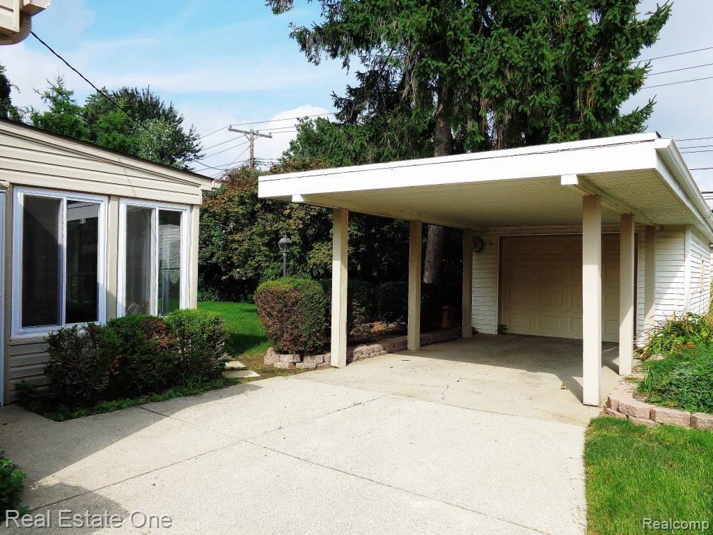 2469 Middlefield Road Trenton, MI 48183 - Photo 18 of 18 garage.jpg