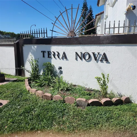 a view of a yard with palm trees