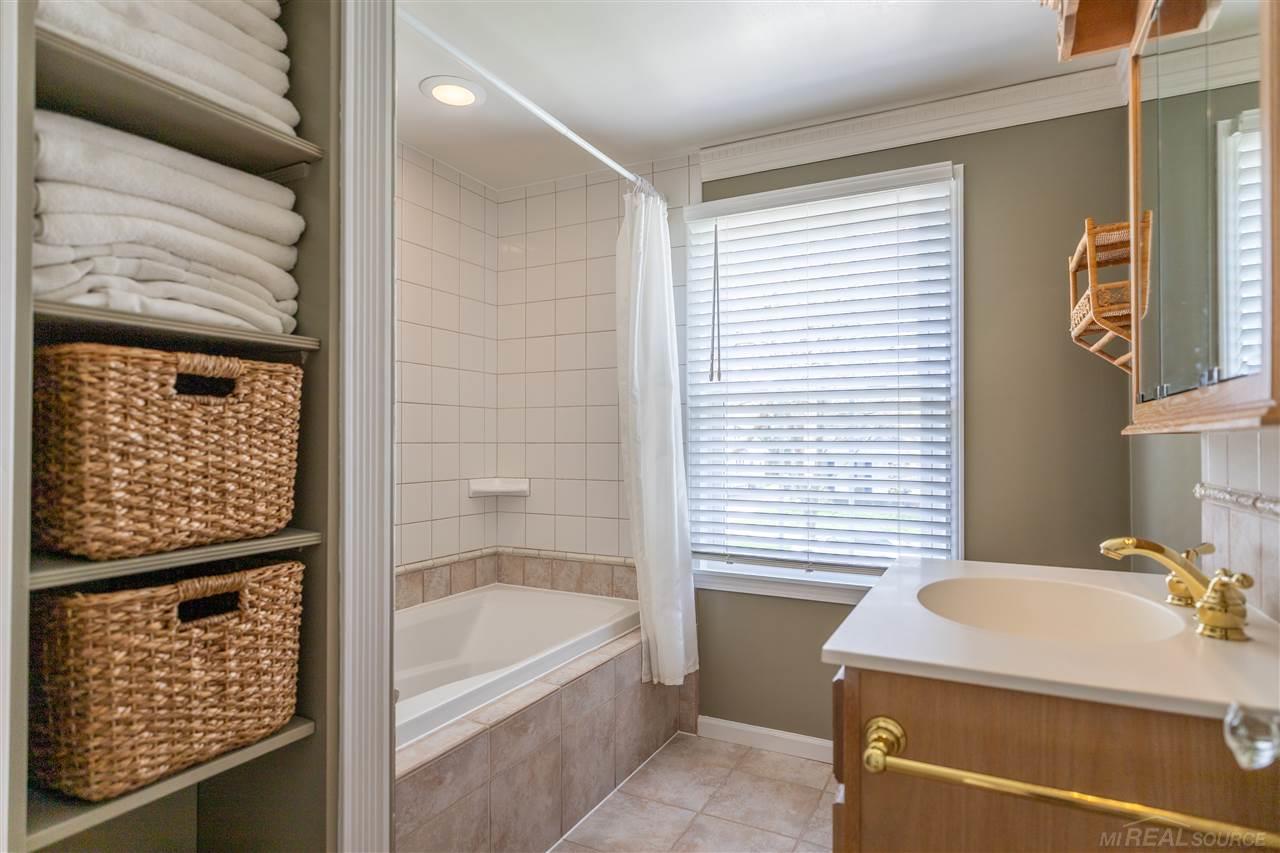 856 Rivard Boulevard Grosse Pointe, MI 48230 - Photo 13 of 21 50010567-12.JPG