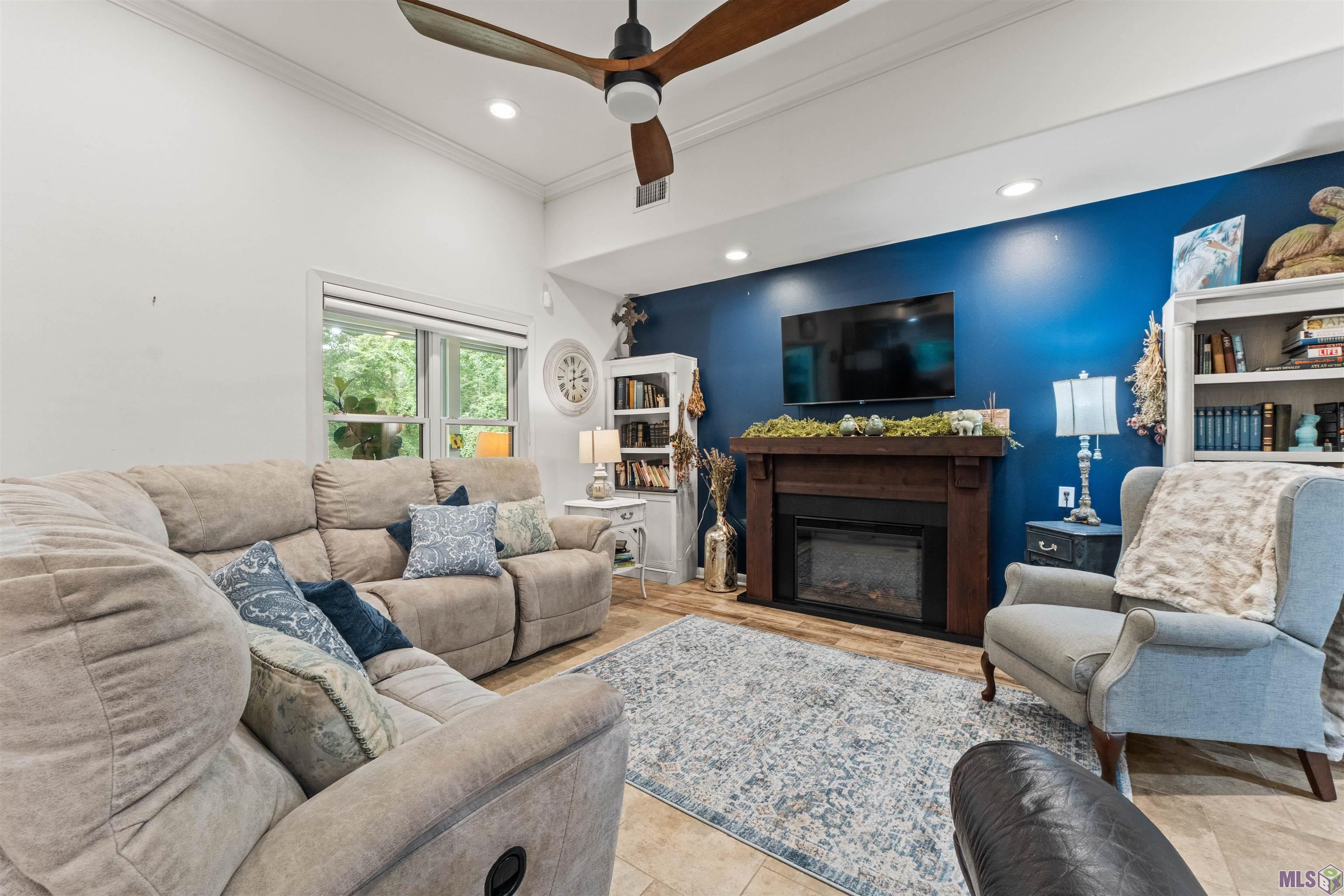 8733 Island Road St. Francisville, LA 70775 - Photo 6 of 35 Livingroom