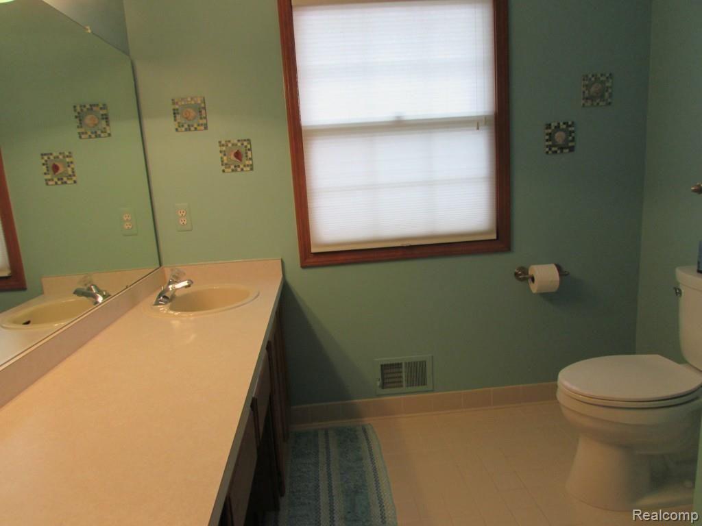 44746 Glengarry Road Canton, MI 48188 - Photo 34 of 38 Full bath 2.jpg